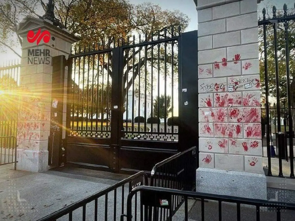 دستان خون آلود در ورودی کاخ سفید