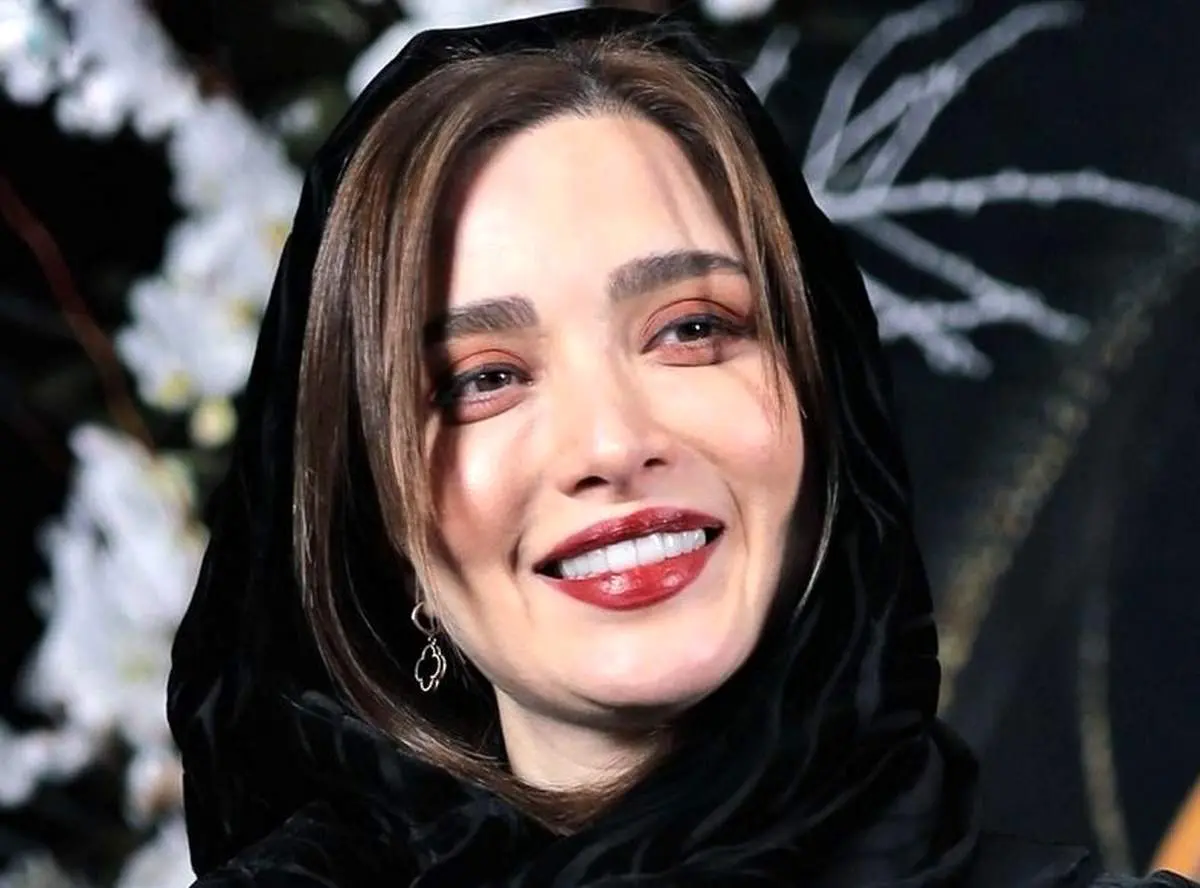بهنوش طباطبایی با چادر گلگلی در کنار «عباس کیارستمی/ عکس
