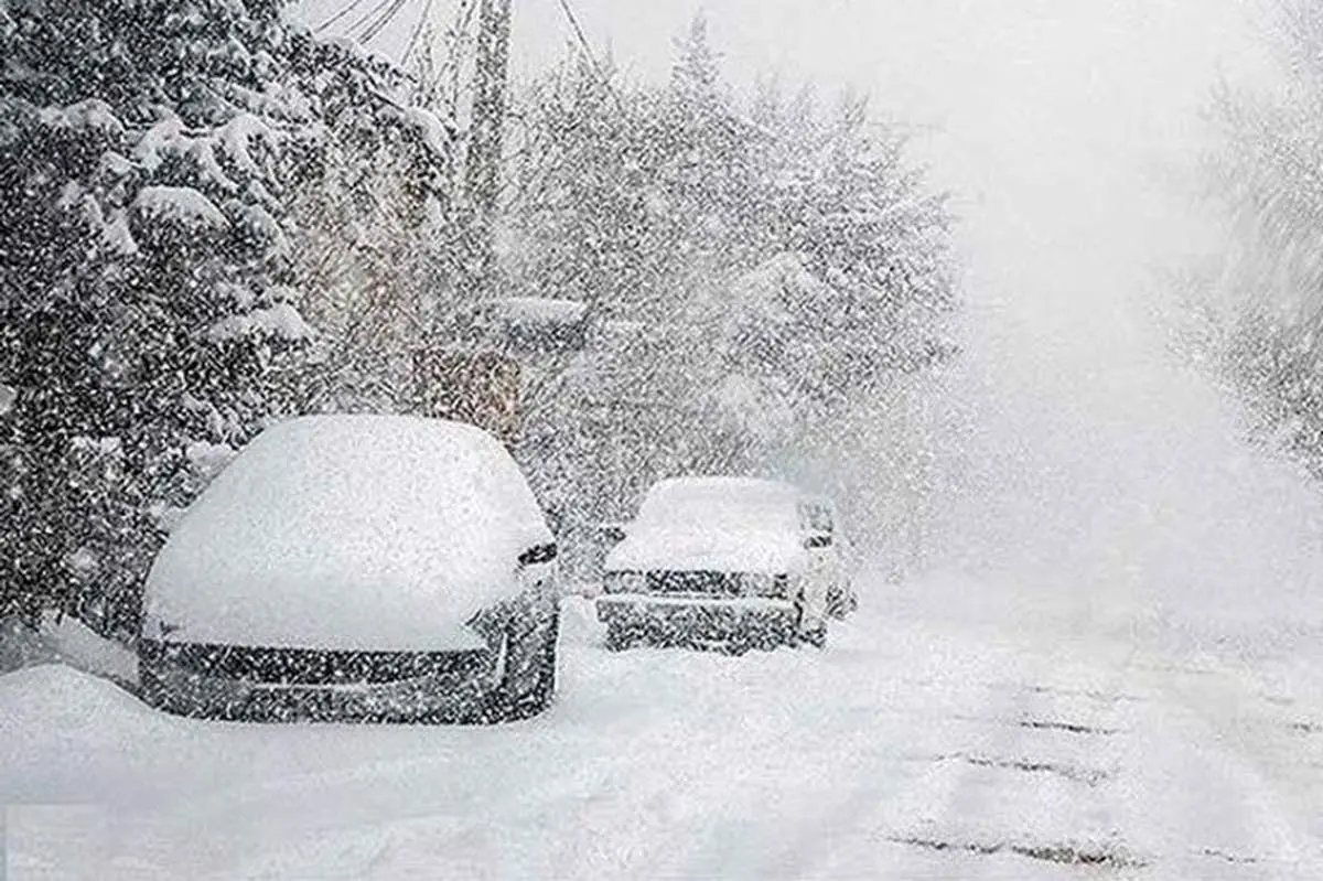 دمای تهران به ۱۰ درجه رسیده و برف می بارد
