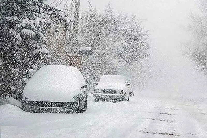  دمای تهران به ۱۰ درجه رسیده و برف می بارد