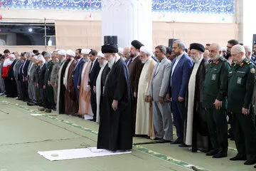 چهره ها در صف اول نماز عید فطر به امامت رهبری