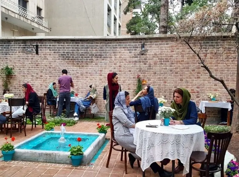 حاشیه جدید در مشهد: جمع‌آوری میز و صندلی کافه‌ها از پیاده‌رو | شهرداری: مصوبه داریم!