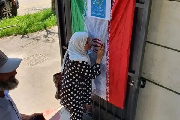 بوسه خانم هموطن در ایتالیا به پرچم  ایران/ عکس