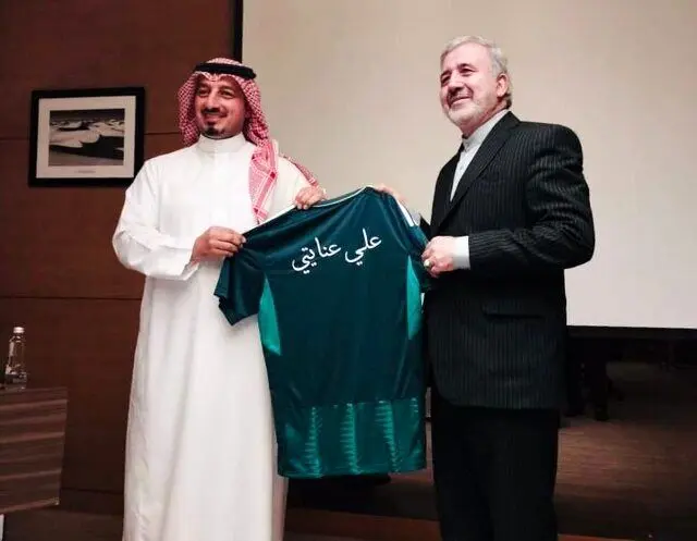 اهدای پیراهن تیم ملی عربستان به یک ایرانی 