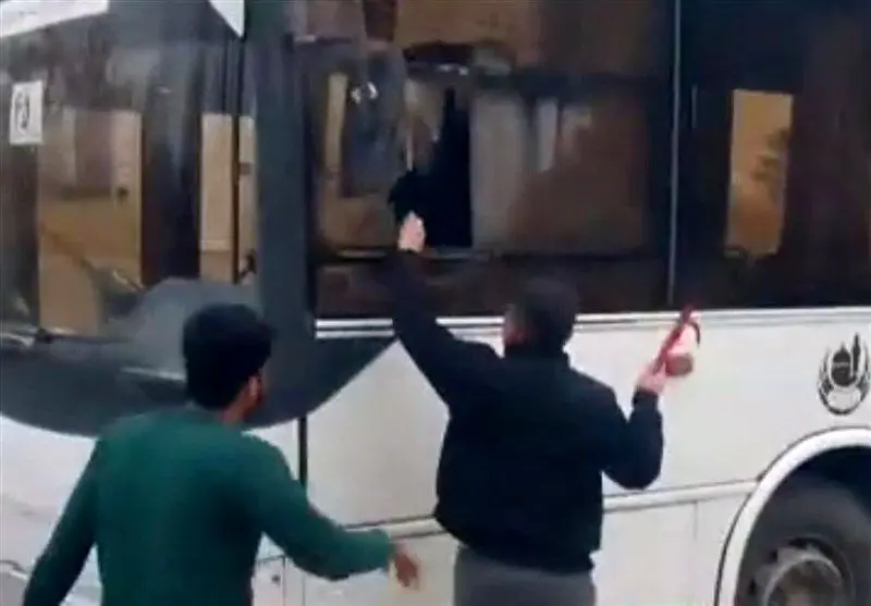 فیلم/ لحظه حمله اراذل و اوباش به اتوبوس شرکت واحد