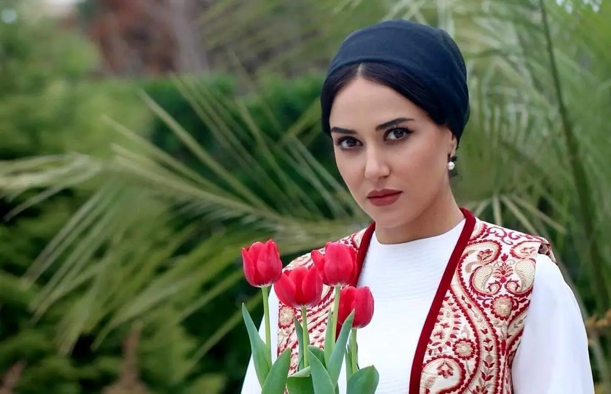 پریناز ایزدیار با حلقه ازدواج در کنار کارگردان مشهور / عکس