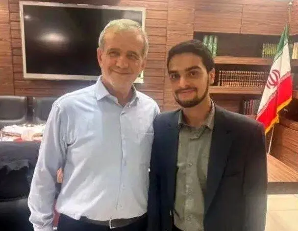 ​چهره جدید مشاور نسل زد دولت در جلسه کاری/ عکس

