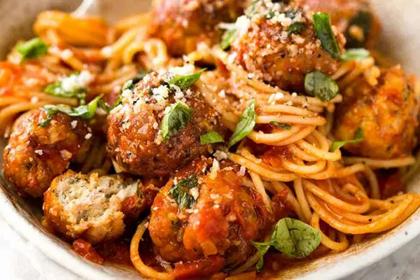 طرز تهیه اسپاگتی میت بال با سس مخصوص
