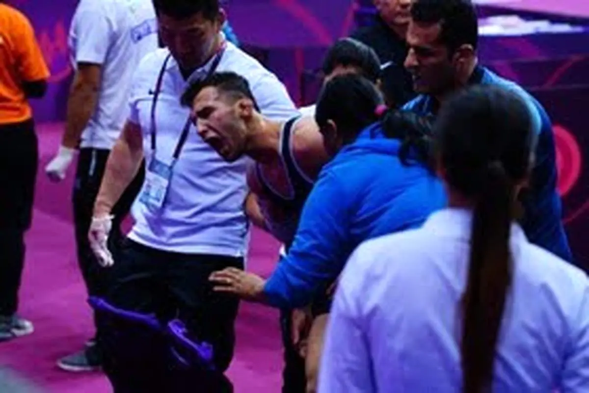 پرتاب بطری آب یه سمت ملی پوش کشتی فرنگی