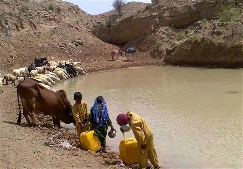 ماجرای پناه بردن مردم بلوچستان به "هوتک‌ها" برای تأمین آب چیست؟ | آب این گودال‌ها ناقل حصبه، وبا و هپاتیت است
