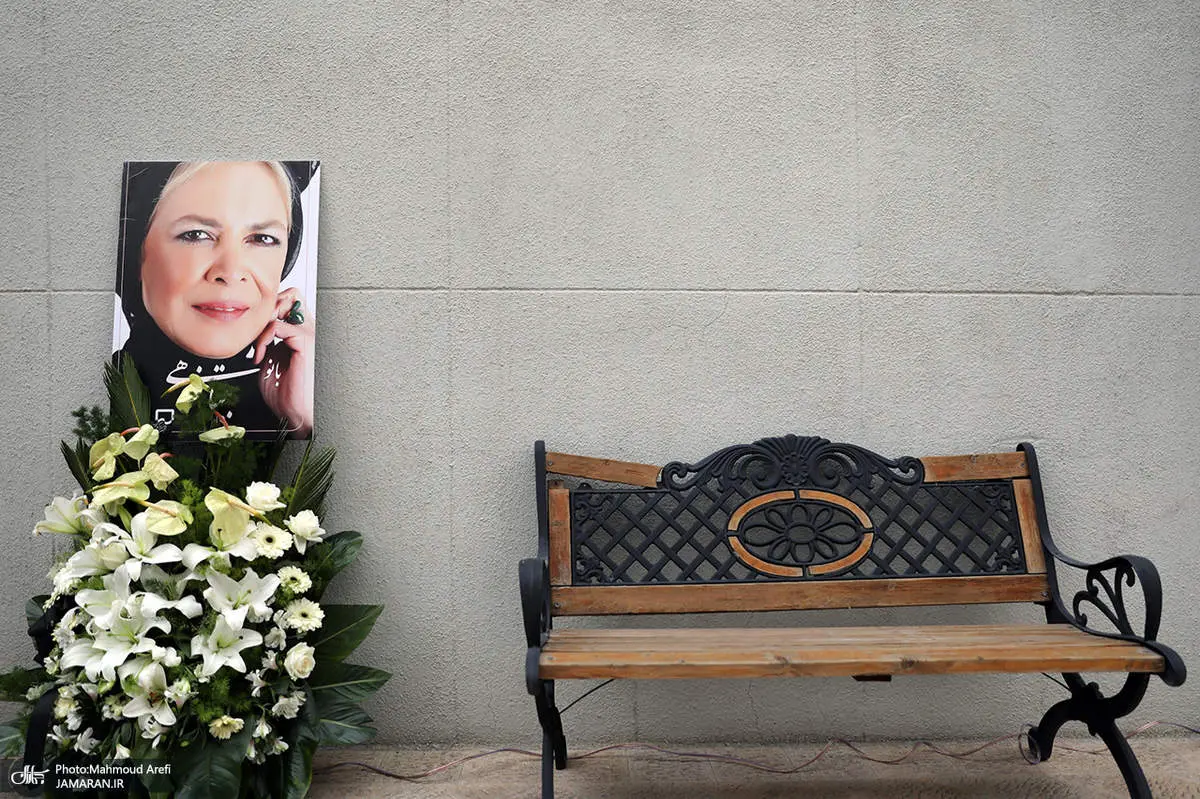 حال پریشان بازیگر مشهور در مراسم تشییع بیتا فرهی/ عکس