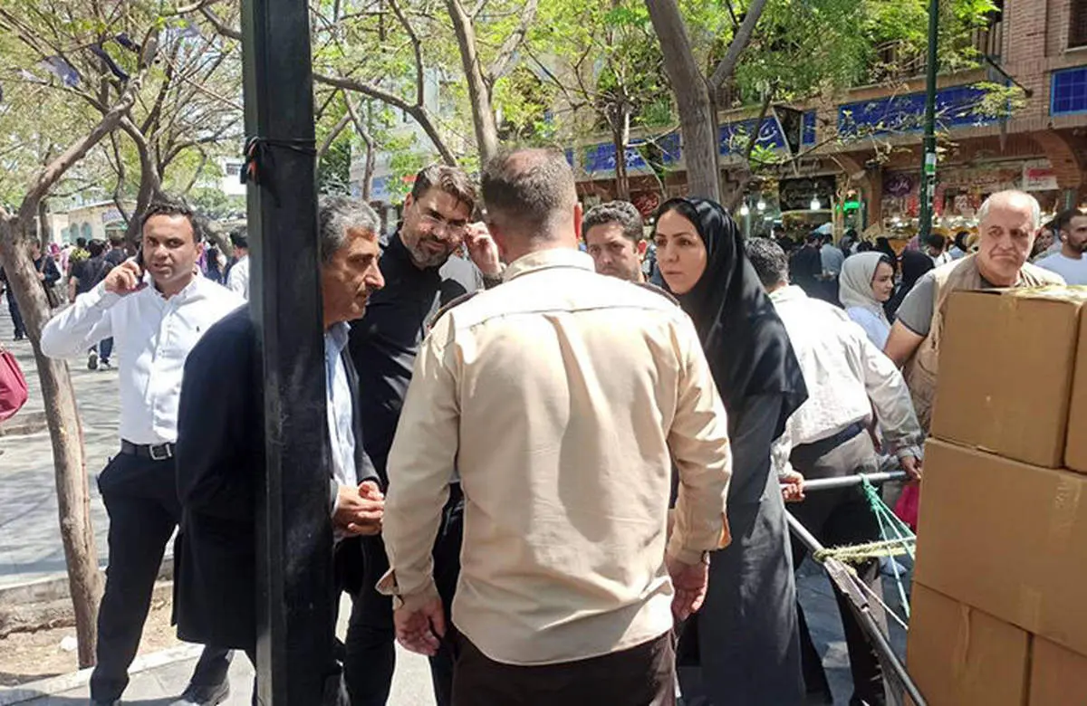 حضور گسترده عوامل اجرایی شهرداری منطقه ۱۲ برای جلوگیری از بساطگستری در بازار تهران