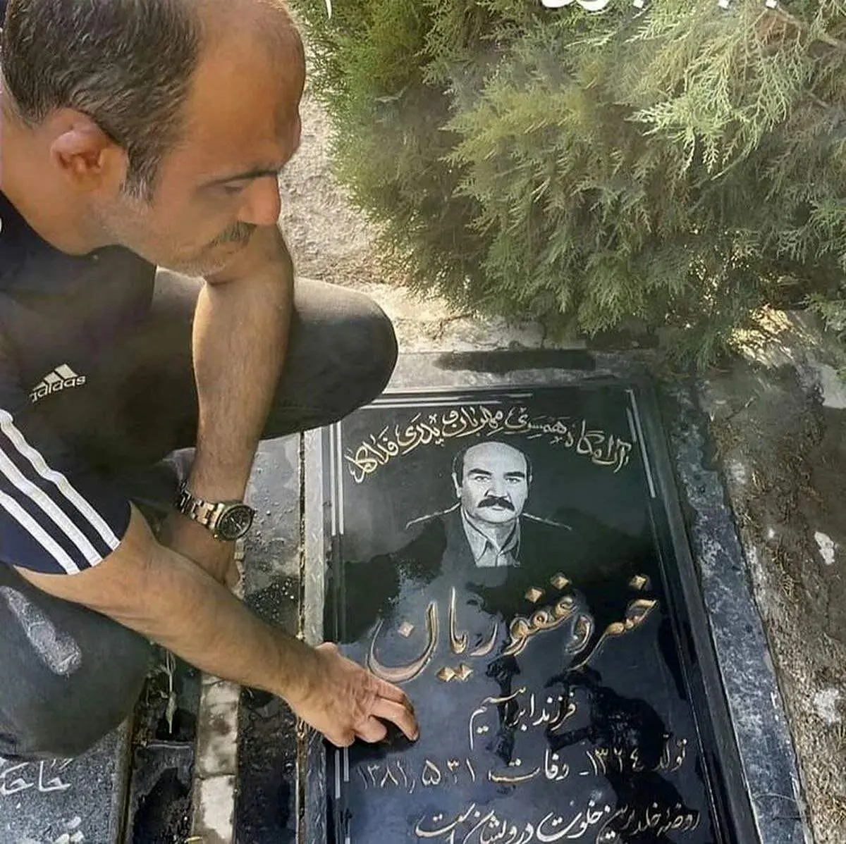 فاتحه خوانی مهران غفوریان سر مزار پدرش!