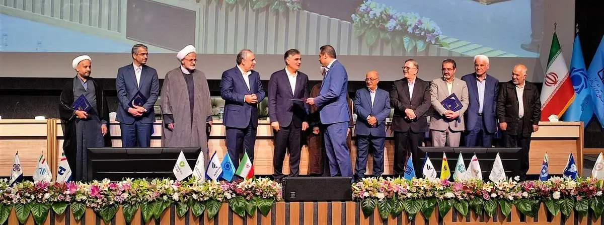 تجلیل از بانک پارسیان بهعنوان بانک پیشرو در استقرار نظارت و تطبیق شرعی