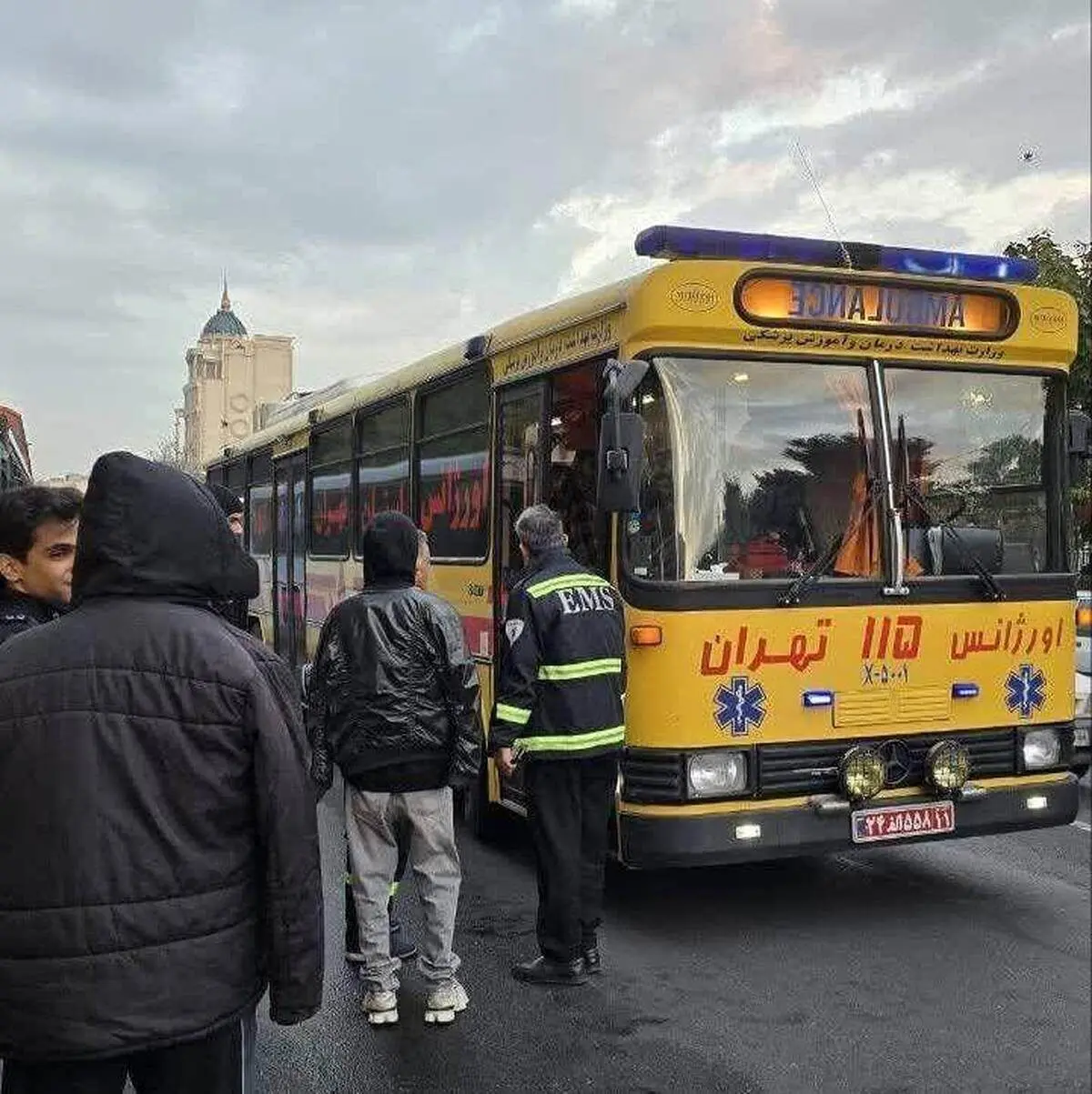 ۷۰ دانشجوی خوابگاه مسموم شدند/ کار به اتوبوس اورژانس کشید! / عکس