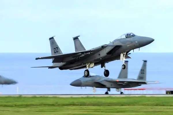 حمل‌و‌نقل جنگنده F۱۵ وسط اتوبان!/ببینید