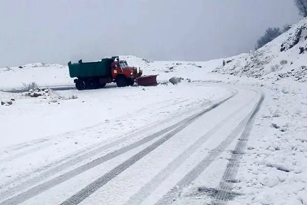 بارش شدید برف زمستانی جمعه و شنبه/ کولاک برف در جاده ها