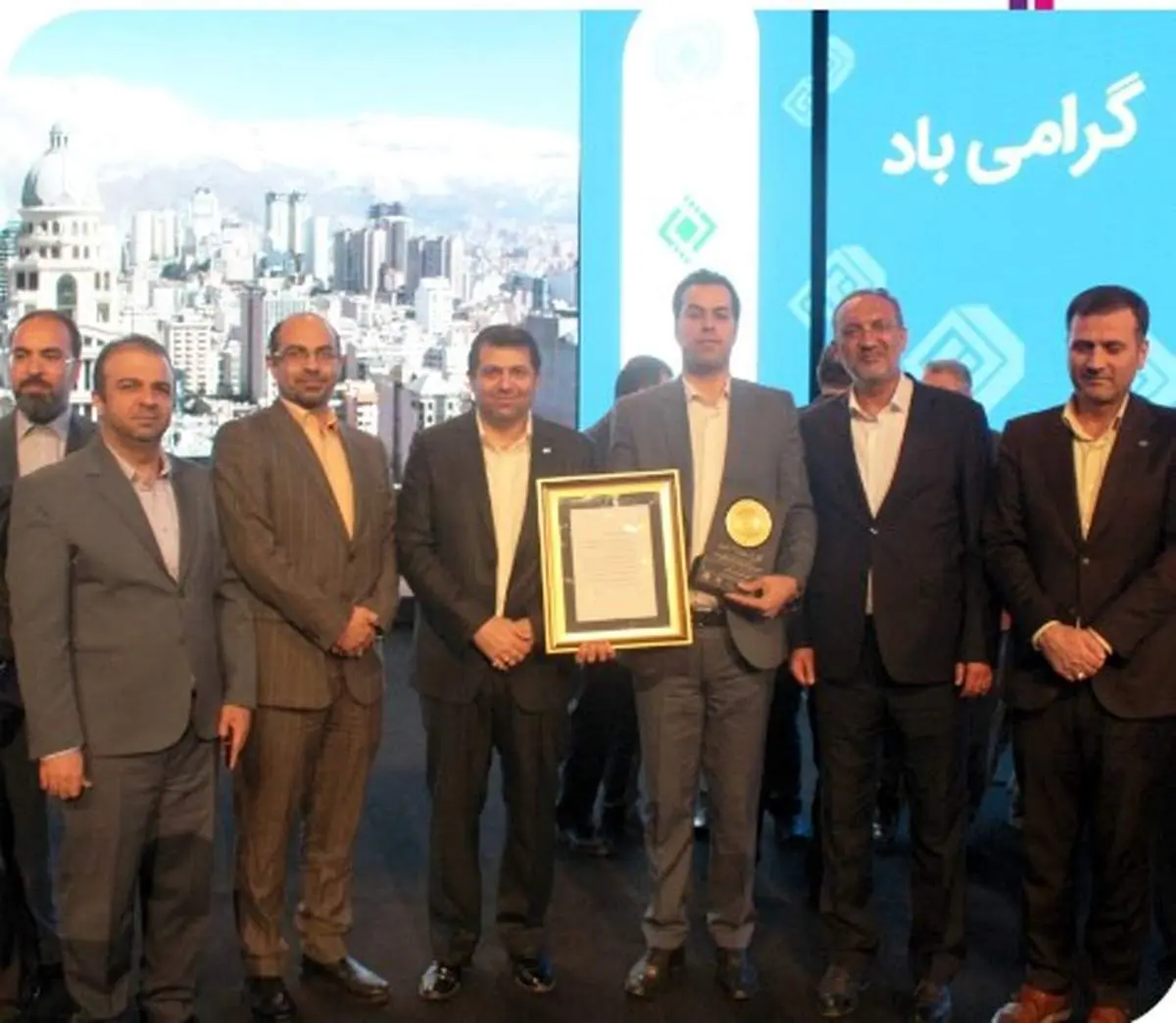 علی سامنی مدیر برگزیده روز ملی بیمه شد