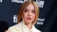 سوئینی در نقش اصلی بازسازی کلاسیک فرانسوی