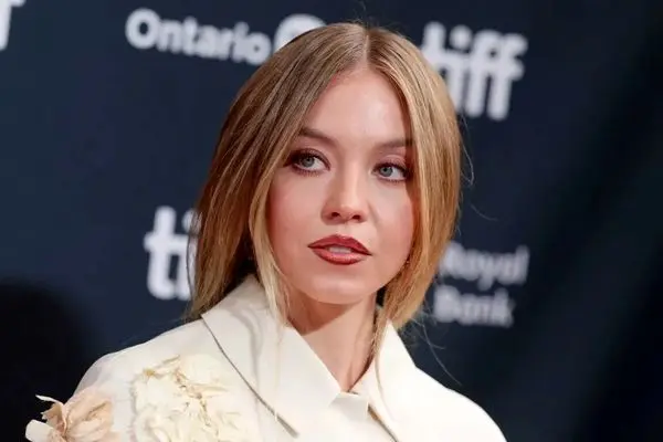 سوئینی در نقش اصلی بازسازی کلاسیک فرانسوی