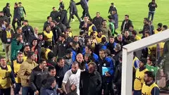 کتک کاری مهدی رحمتی با ساپینتو بعد از بازی در زمین!