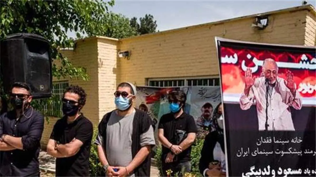 مسعود ولدبیگی در کنار مازیار پرتوی آرام گرفت