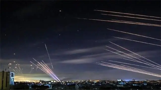 جنگ غزه ۱۰ روزه شد/حملات سنگین مقاومت به فرودگاه "رامون" و پایگاه‌های هوایی اسرائیل