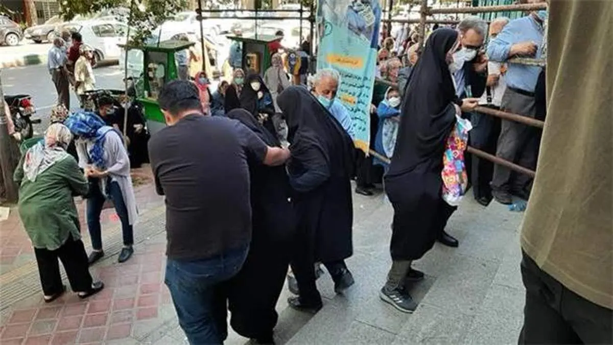 حضور سالمندان در صفهای شلوغ و طولانی برای نوبت گرفتن تزریق واکسن!/ وزارت بهداشت به ما بی حرمتی کرد/ احساس تحقیرشدن دارم
