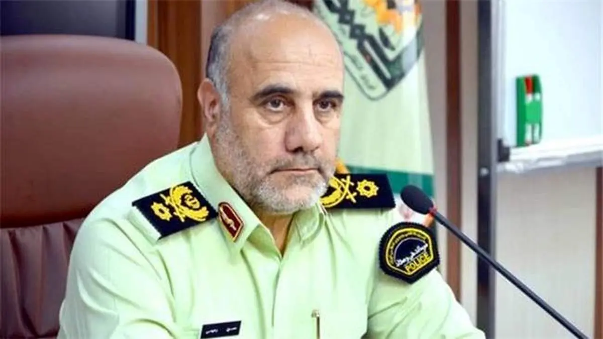 برخورد با پلیس خاطی درگیر شده با سالمندان در یک مرکز واکسیناسیون/ از مردم عذرخواهی می‌کنم