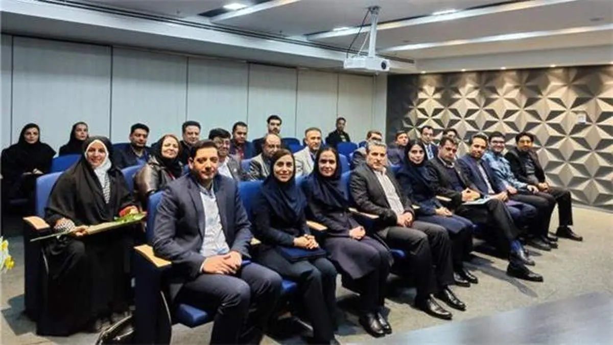 تقدیر از همکاران و نمایندگان منطقه ۵ در جلسه هم اندیشی مدیریت بیمه های مسئولیت