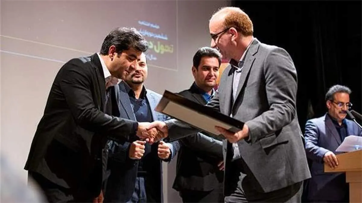 تندیس ششمین ارزیابی ملی تحول دیجیتال به پتروشیمی نوری، رسید