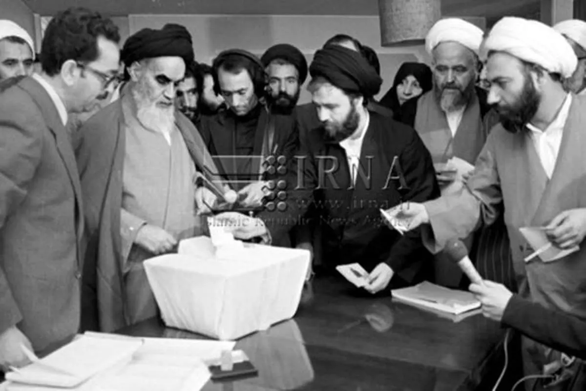 امام خمینی پای صندوق رأی /عکس