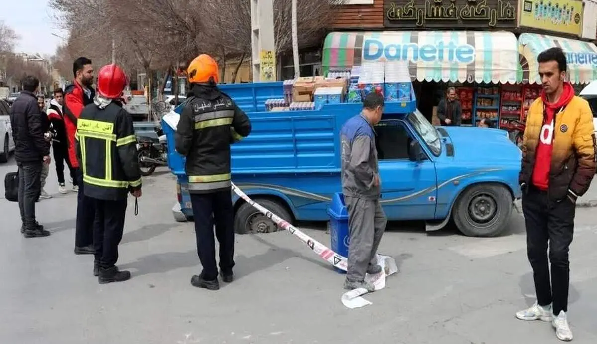 گرفتار شدن خودرو نیسان در فرونشست خیابان اوحدی اصفهان