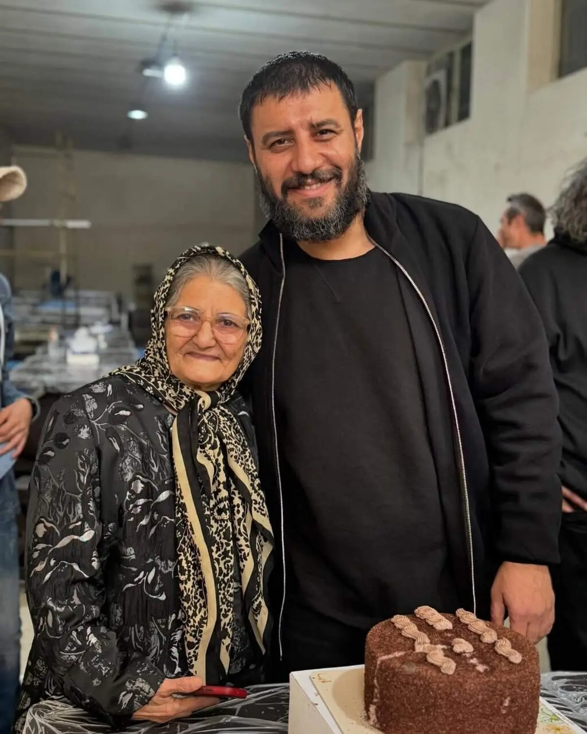 جواد عزتی و مادرش در پشت صحنه سریال وحشی/ ببینید