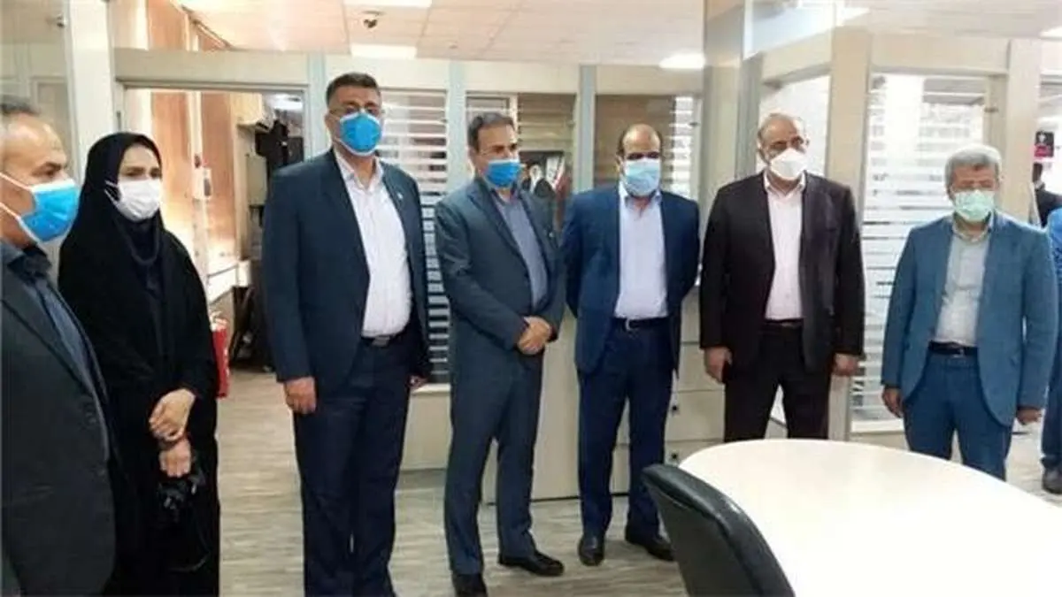 دیدار معاون شعب بانک ملی ایران با خانواده همکار جانباخته در اثر کرونا