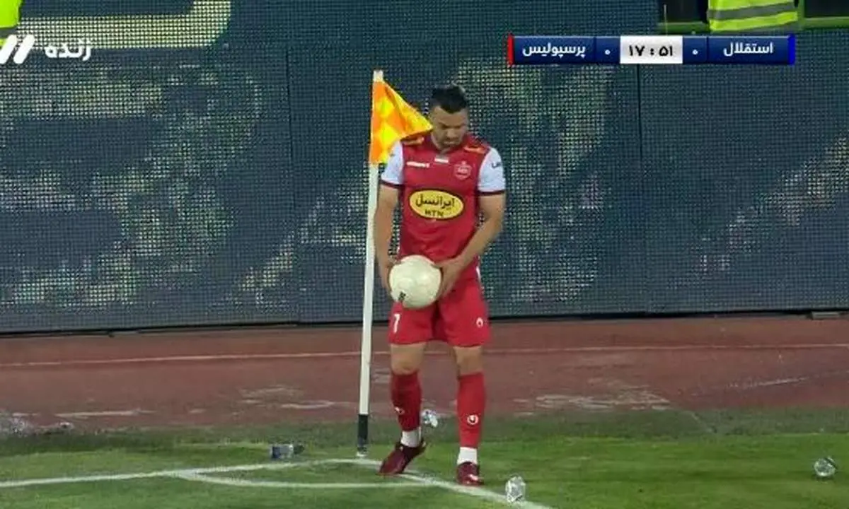 بلایی که هواداران بی اخلاق استقلال بر سر بازیکنان پرسپولیس آوردند!/ فیلم