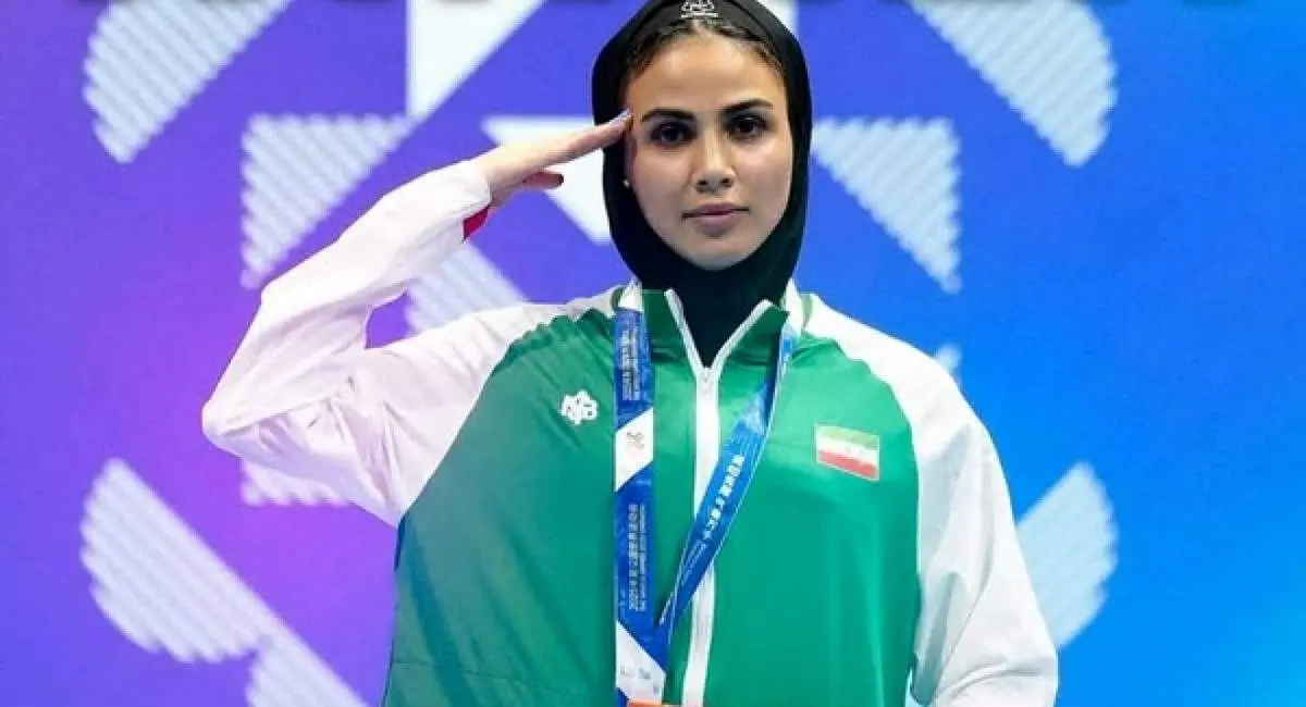 سارا بهمنیار و شاهین بنی‌طالبی طلا گرفتند/ احترام نظامی سارا موقع دریافت مدال