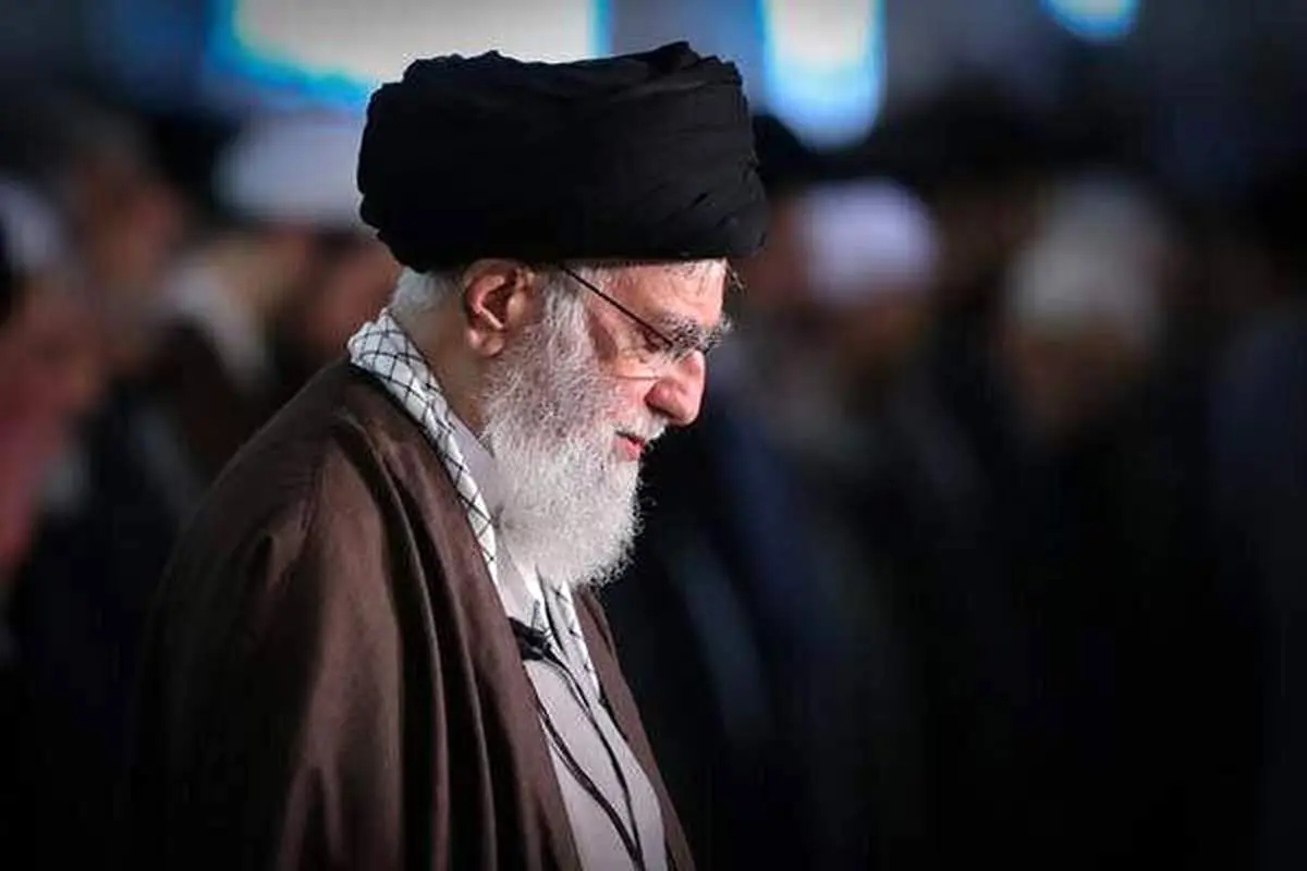 رهبر انقلاب بر پیکر رئیسجمهور و همراهانش نماز اقامه کردند