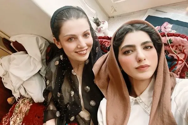 استایل ساحلی بنفشه ریاضی و مهسا حجازی در استانبول/ عکس