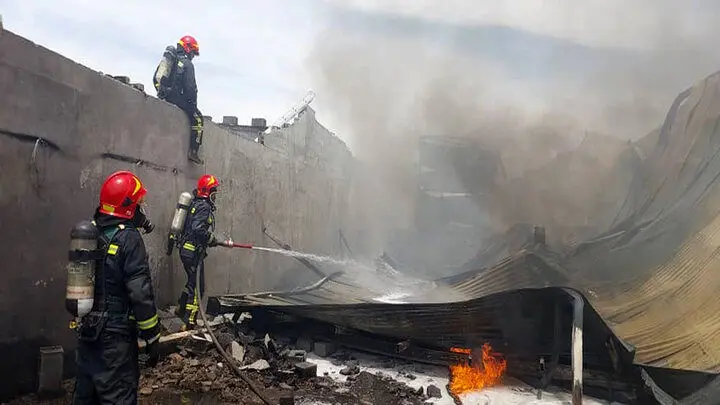 ببینید | آتش‌سوزی گسترده در یک منطقه صنعتی بزرگ | 10 کارخانه دچار حریق شدند 