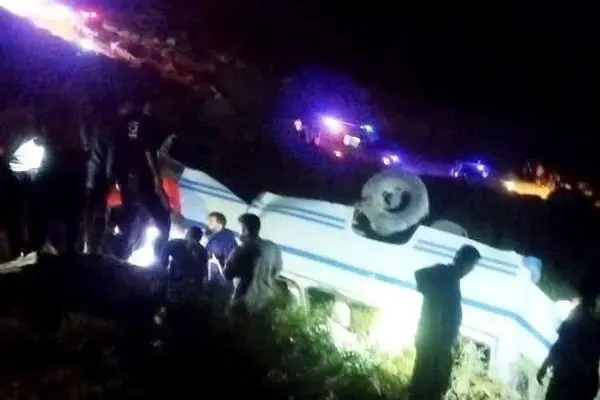 سقوط مرگبار مینی‌بوس به دره با ۱۸ کشته و زخمی