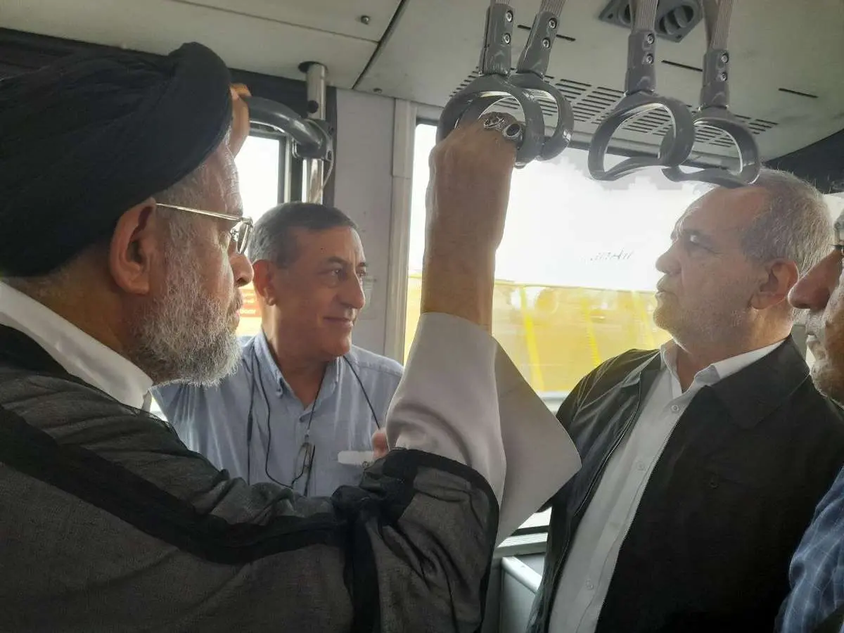 پزشکیان و وزیر اطلاعات سابق در اتوبوس فرودگاه/ عکس