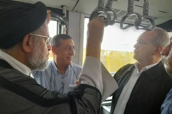 پزشکیان و وزیر اطلاعات سابق در اتوبوس فرودگاه/ عکس