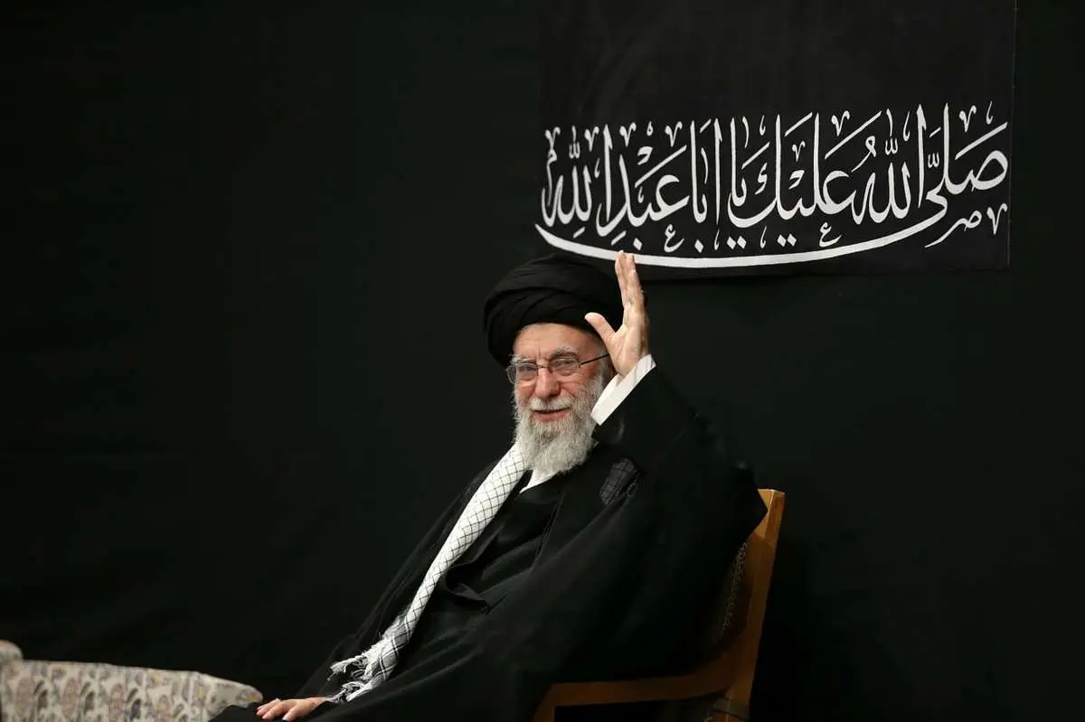 رهبر انقلاب در مراسم شب عاشورا حاضر شدند