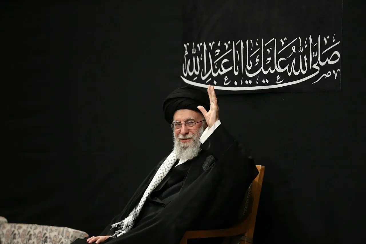  رهبر انقلاب در مراسم شب عاشورا حاضر شدند 