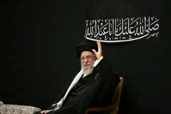  رهبر انقلاب در مراسم شب عاشورا حاضر شدند 