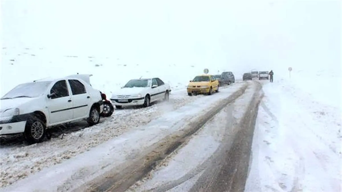 برف و باران در جادههای ۱۸ استان/ چالوس و آزادراه تهران- شمال مسدود
