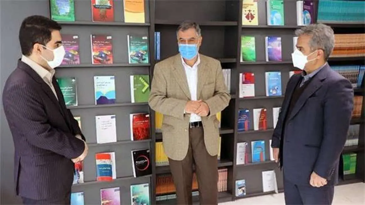 بازدید دبیرکل سندیکای بیمه‌گران ایران از نمایشگاه دائمی کتاب پژوهشکده بیمه