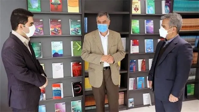 بازدید دبیرکل سندیکای بیمه‌گران ایران از نمایشگاه دائمی کتاب پژوهشکده بیمه