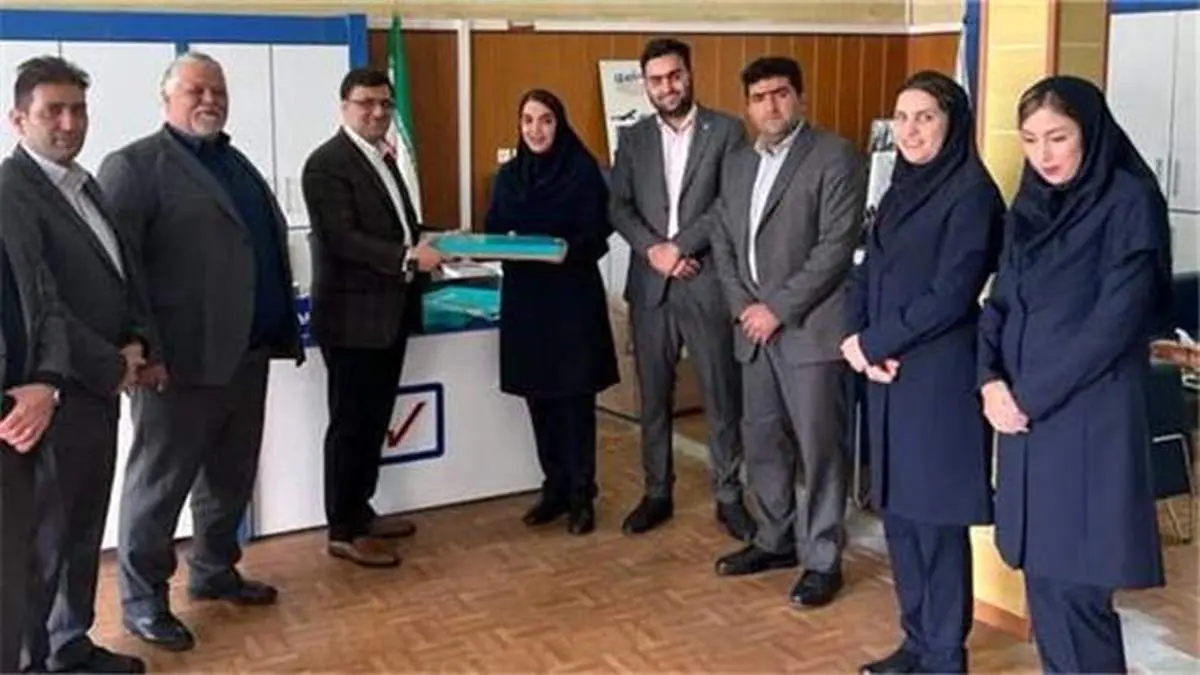 مدیرعامل بیمه رازی از همکاران مرکز ارتباط  تقدیر کرد